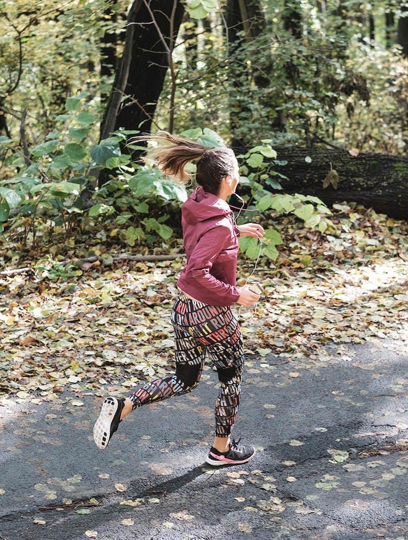 森の中をジョギングする女性