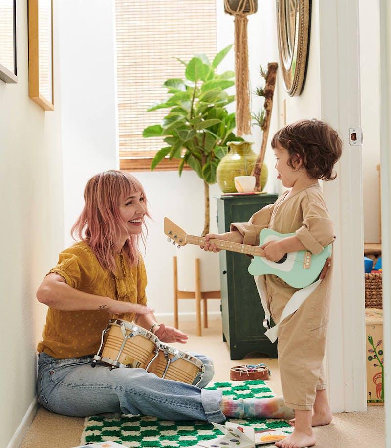 ギターを持つ息子と太鼓を叩く母親